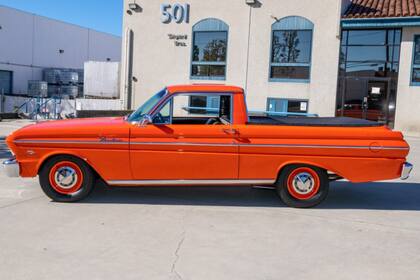 Este Ranchero Deluxe está equipado con una cubierta de lona extraíble, aire acondicionado y una radio con botonera