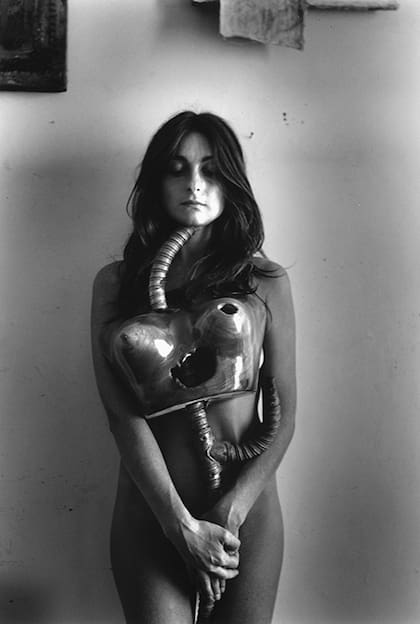 Este registro de la fotoperformance realizada por Liliana Maresca y Marcos López en 1983 integrará la muestra que viajará a Venecia