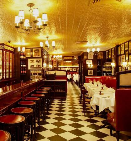 Este restaurante atrae a todo tipo de celebridades con comida de bistró francés de alta gama y decoración vintage reinventada.