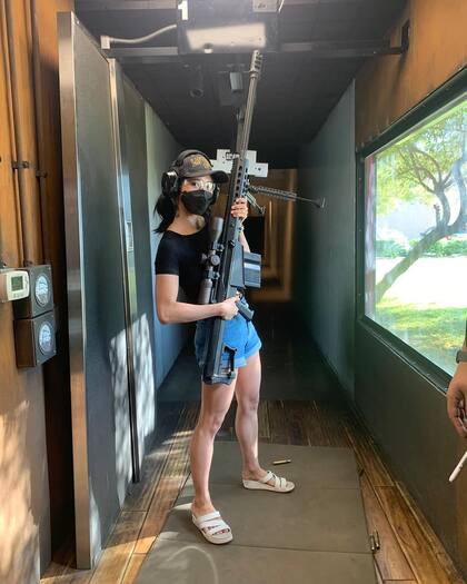 "Este rifle es tan grande como yo", escribió en esta foto la influencer que a veces publica fotos con armas