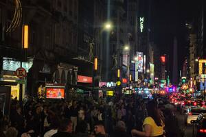 Este sábado, en avenida Corrientes, se hace una nueva edición de la Noche de las Librerías