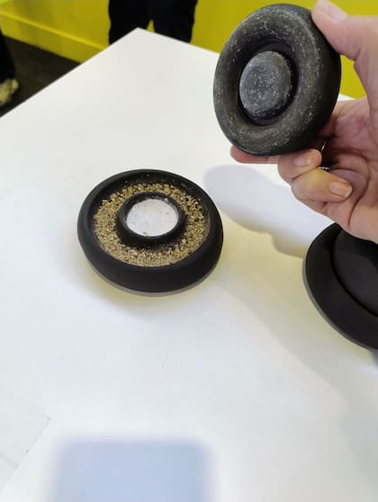 Este salero o pimientero con mortero para llevar a la mesa fue uno de los proyectos mostrados por la Universidad de las Artes de Berlin