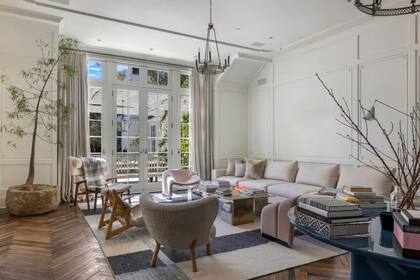 Este salón adicional cuenta con vistas directas al jardín a través de ventanales que permiten disfrutar del entorno exterior