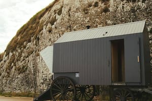 Así es el sauna rodante, gratuito y comunitario, que es un punto de reunión social