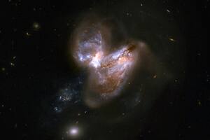 Este sistema consta de un par de galaxias, denominadas IC 694 y NGC 3690, que pasaron cerca hace unos 700 millones de años. Como resultado de esta interacción, el sistema experimentó un feroz estallido de formación estelar. En los últimos quince años, más o menos, han estallado seis supernovas en los confines de la galaxia, lo que convierte a este sistema en una distinguida fábrica de supernovas.