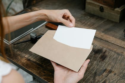 Este tipo de formularios se acepta de forma impresa y se puede enviar por correo postal, verificando las direcciones válidas por Uscis