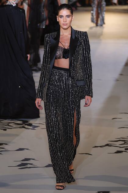 Este traje fue uno de los más llamativos de la pasarela por estar bordado con púas.