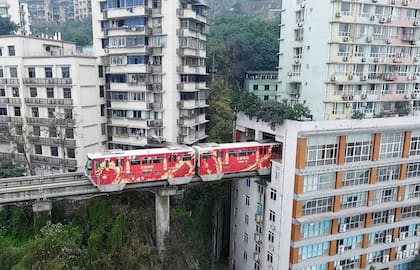 Este tren en China atraviesa directamente un bloque de viviendas de 19 plantas en la ciudad de Chongqing