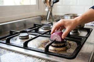 Chau óxido: el truco de la cebolla para limpiar las hornallas