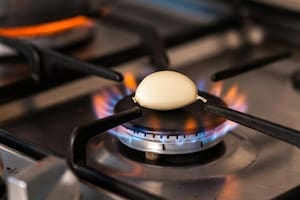 Por qué recomiendan quemar un diente de ajo sobre la hornalla