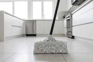 El truco que invita a envolver la escoba en papel aluminio para limpiar la casa