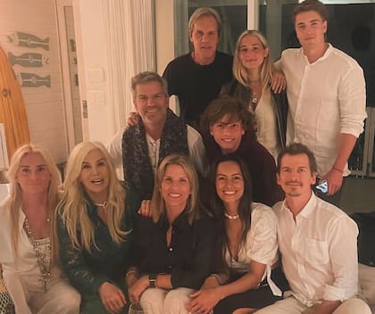 Este último Año Nuevo, toda la familia unida celebrando en la casa de Carolina. Además de los cuatro hermanos se ven, entre otros, a Mecha Sarrabayrousse, a Diego Mejuto (marido de Carolina) y a Paquito, el hijo mayor de Caro.