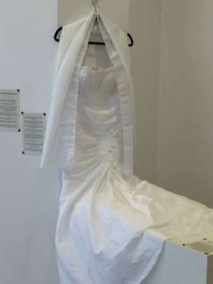 Este vestido de novia recibe a los visitantes al entrar en el museo