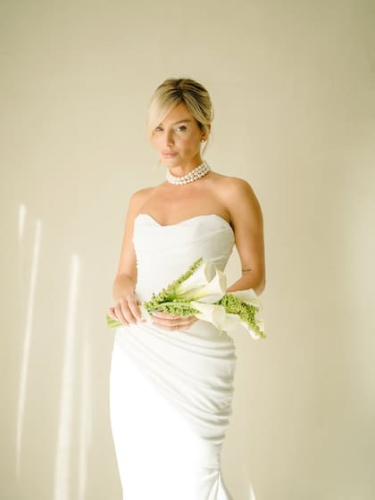 "Este vestido fue el primer vestido del primer lugar que fuimos con @mara.demartino y @carlaromanini1 en Nueva York que me acompañaron en absolutamente todo y fue mágico porque después fuimos a otros lugares y en todos recordábamos que nuestro favorito era el primero. Yo quería un vestido que en 10 años lo miré y diga que buena elección que hice y que sea tan yo ✨ haberlo hecho con ellas fue de los mejores recuerdos que me van a quedar en la vida. Las amo con el corazón entero", contó Eugenia de Martino