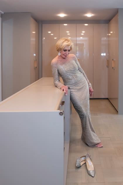 “Este vestidor es el sueño de toda mujer”, dice Ada, que luce un Valentino Vintage bordado con cristales. Para la foto, se quitó los zapatos Jimmy Choo.