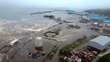 Este video, tomado de una filmación de un dron publicada por el Servicio Geofísico de la Academia de Ciencias de Rusia el 30 de julio de 2025, muestra el tsunami de Severo-Kurilsk en la isla Paramushir de las islas Kuriles del norte de Rusia