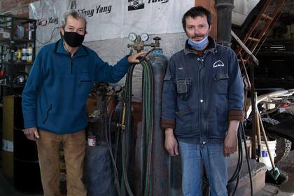 Esteban (91) e hijo (54). Ocupación: Taller de chapa y pintura. ¿Qué es lo que más te gusta del oficio? “El trabajo creativo que tiene la chapa, que siempre es distinto, porque tenés que trabajarla manualmente”.