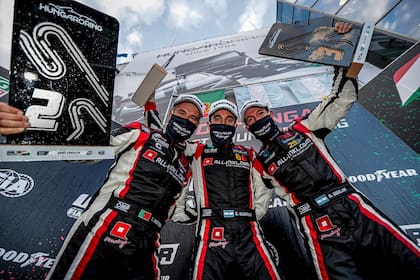 Podio completo de Honda: Esteban Guerrieri, flanquedo por Tiago Monteiro y Nésto Bebu Girolami; el de Mataderos ganó dos de las tres carreras en Hungría y el cordobés logró dos terceros puestos