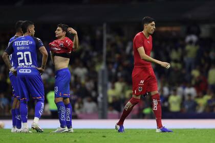 Esteban Andrada se va expulsado en Monterrey por último recurso: tocó la pelota con las manos para evitar un contraataque en la mitad de la cancha