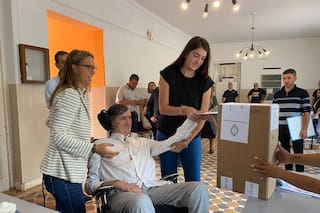 La emoción de Esteban Bullrich frente a la urna y su mensaje: “Pierde el que se resigna”