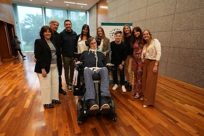 Esteban Bullrich junto a integrantes de la fundación que lleva su nombre y se dedica a mejorar la calidad de vida de personas que transitan la enfermedad