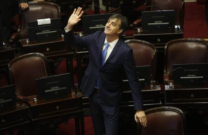 Esteban Bullrich, senador por Buenos Aires, saluda desde el recinto