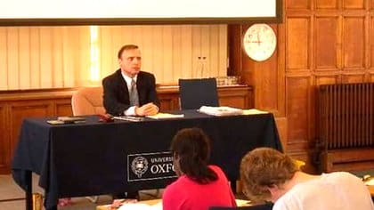 Esteban Cichello Hübner, en la universidad de Oxford. Su historia es un sinónimo de esfuerzo y dedicación.