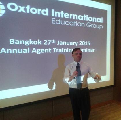 Esteban Cichello Hübner es un profesor y traductor especializado en idiomas, estudios europeos y relaciones internacionales.