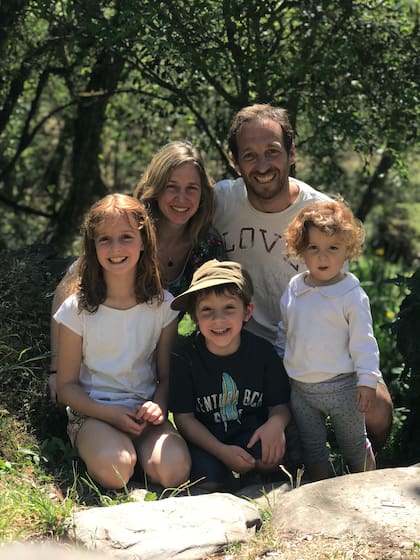 Esteban con su esposa e hijos.