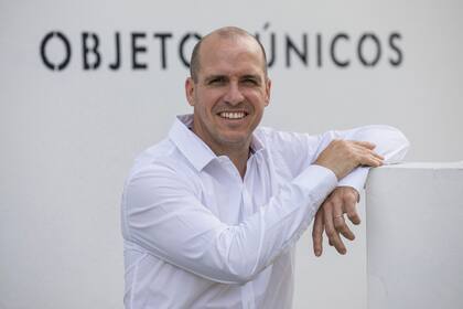 Esteban Díaz Mathé, el pintor que diseñó los cascos que Facundo Pieres donó para remates.