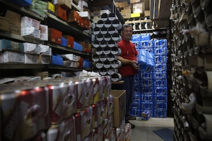 Esteban Dietrich convirtió su ferretería en un puesto de venta de bebidas