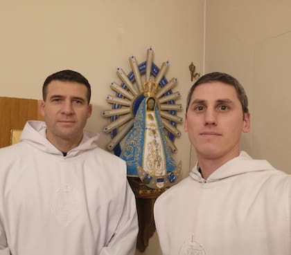 Esteban Dumont (izq) y el padre Alejandro Cunietti (der) están en Turquía