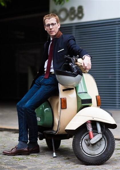 Esteban Feune de Colombi, junto a su Vespa Originale 1998