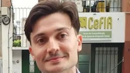 Esteban Glavinich, en X @traductorTeAma, parte de la tropa digital de Santiago Caputo, criticó a Pareja y luego reaccionó a las críticas de Karina Milei