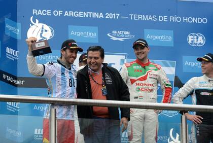 Esteban Guerrieri en el podio con la camiseta argentina