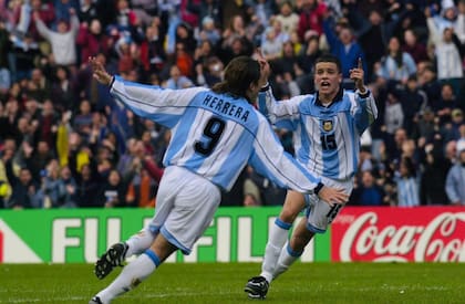 Esteban Herrera fue uno de los delanteros del seleccionado juvenil campeón en el año 2001, en aquella Copa del Mundo anotó tres tantos y uno de ellos en la final