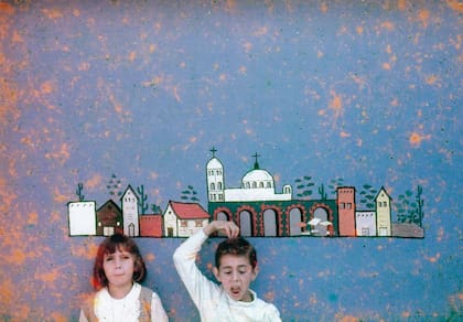 Esteban junto a una de sus hermanas