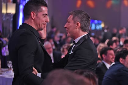 Esteban Lamathe, quien se llevó un reconocimiento por su papel en Las Estrellas, es felicitado por Adrián Suar