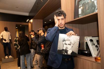 Esteban Lamothe conociendo la nueva boutique de Devré.