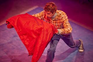 Sombras, por supuesto refleja un mundo alterado a través de los objetos que dejamos atrás