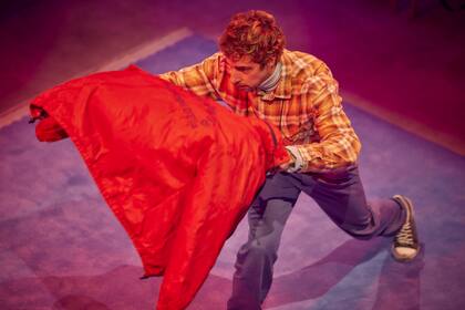 Esteban Lamothe en una escena de Sombras, por supuesto, la propuesta de Romina Paula que se presentará en el FIBA