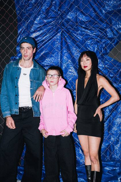 Esteban Lamothe, junto a su hijo Luis, y su novia Débora Nishimoto en el desfile de Bestia