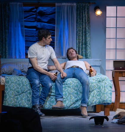 Esteban Lamothe y Benjamín Vicuña en una de las escenas en la que evocan el tiempo vivido en secreto en la montaña