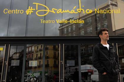 Esteban Meloni, frente al Centro Dramático Nacional, donde será dirigido por Andrés Lima