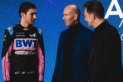 Esteban Ocon conversa con Zidane, la estrella invitada en la presentación de Alpine