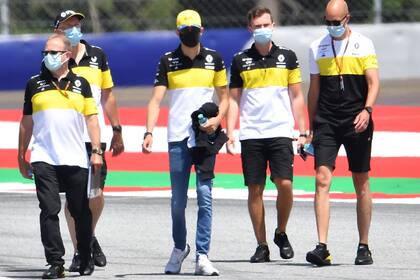 Esteban Ocon, de tapabocas negro, regresa a la F.1 con la escudería Renault; el francés compitió por última vez en el Gran Premio de Abu Dhabi 2018