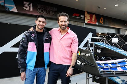 Esteban Ocon, expiloto de Alpine, junto a Ryan Reynolds