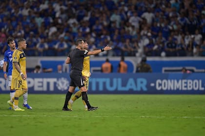 Esteban Ostojich le muestra a Adam Bareiro el camino a las duchas: fue la primera expulsión del paraguayo en Boca.