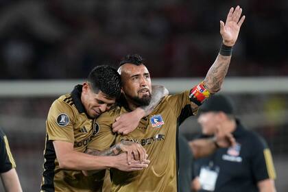 Esteban Pavez y Arturo Vidal festejan la clasificación de Colo Colo a cuartos de final de la Copa Libertadores tras eliminar a Junior de Barranquilla