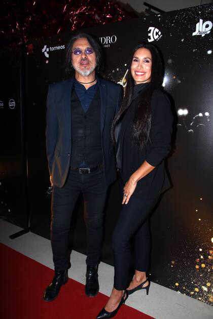 Esteban Prol y Flor Marcasoli se dejaron mostraron engamados y enamorados en el Teatro Coliseo